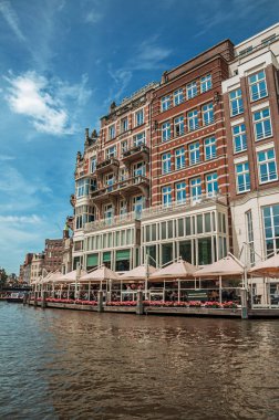 Amsterdam'da tuğla bina ve restoran ile Kanal