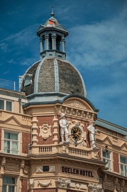 Amsterdam'da eski bina cephe dekorasyonu yakın çekim