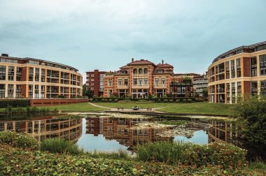 Weesp geniş gölet yansıyan tuğla bina ile Bahçe