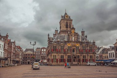 Delft Pazar Meydanı ve Gotik Belediye Binası'nda Insanlar