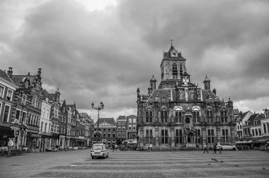 Delft Pazar Meydanı ve Gotik Belediye Binası'nda Insanlar