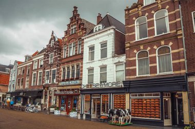 Pazar Meydanı ve Delft peynir dükkanı ile eski binalar