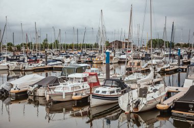 Drimmelen birkaç güverte ve demirli tekneler ile Liman