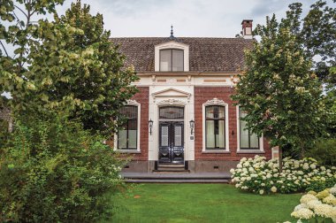 Drimmelen çiçekli bahçe ile Büyüleyici tuğla rustik ev