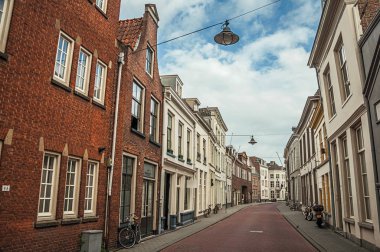 Kapı önünde tuğla evler ve bisikletler ile Sokak