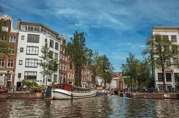 在阿姆斯特丹的砖砌建筑运河上的皮划艇桨 — 图库照片