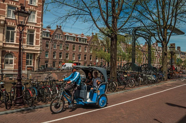 Αμαξά ιππασία στο δρόμο και παλιά κτίρια στο Άμστερνταμ — Φωτογραφία Αρχείου