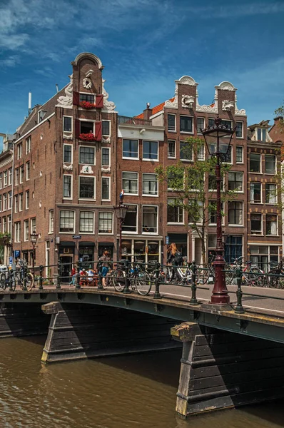 阿姆斯特丹的桥上有旧建筑和自行车的运河 — 图库照片
