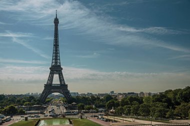 Eyfel Kulesi ve Paris'te Trocadero görülen bahçeler