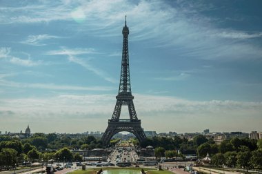 Eyfel Kulesi ve Paris'te Trocadero görülen bahçeler