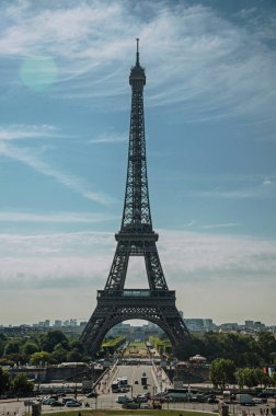 Eyfel Kulesi ve Paris'te Trocadero görülen bahçeler