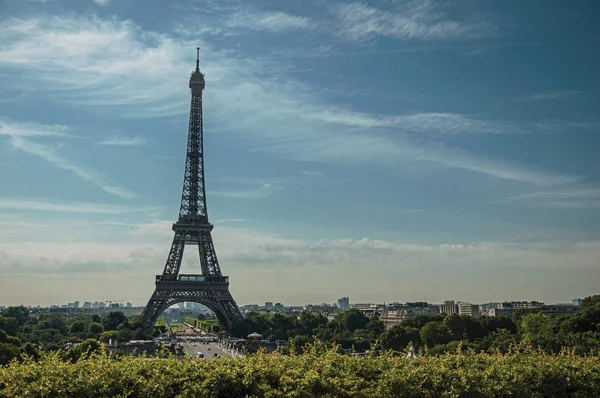 Ейфелева вежа і сади видно з Trocadero в Парижі — стокове фото