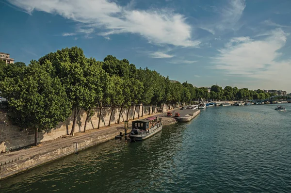 Paris'te Seine Nehri ve tekneler — Stok fotoğraf
