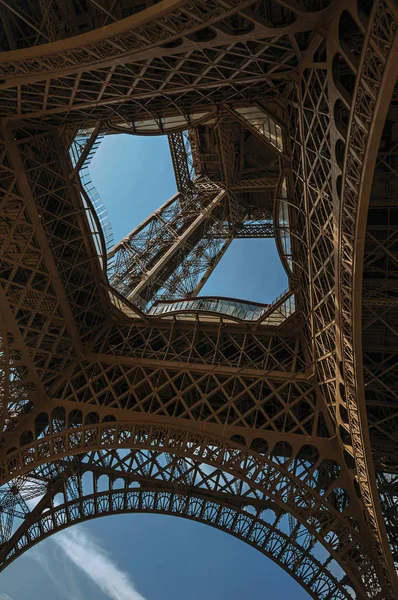 Eiffelturm aus Eisen und Jugendstil in Paris — Stockfoto