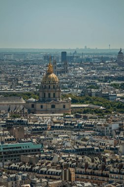 Paris'teki Eyfel Kulesi'nden görülen binalar ve Les Invalides kubbesi