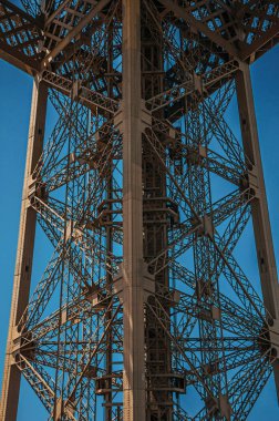 Paris'teki Eyfel Kulesi'nin demir yapısı