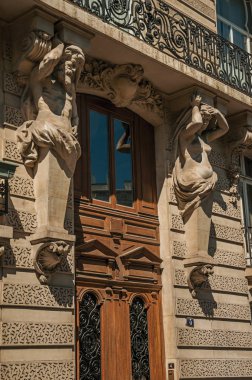 Paris'te teras altında insan şeklinde kapı ve heykeller