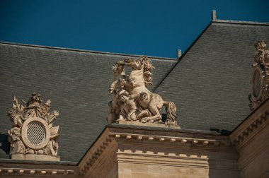 Paris'teki Les Invalides Sarayı'nda dekoratif heykeller