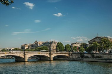 Paris'te gün batımında Seine Nehri üzerinde binalar ve köprü