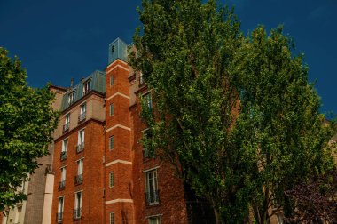 Paris'te Montmartre'de apartmanlar ve bahçeler