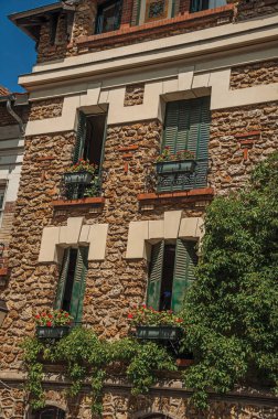 Paris'te Montmartre çiçekli eski tuğla binanın cephe