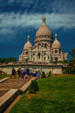 Paris'te Bazilika kubbesi ile merdiven ve cephe insanlar