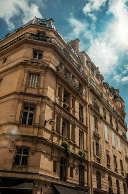 Paris'te balkon ve pencereli eski binanın cephesi