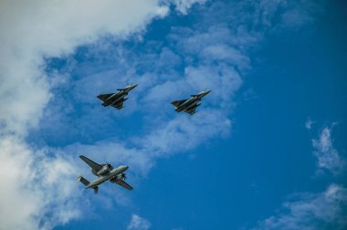 Paris'in gökyüzünden geçen askeri uçaklar