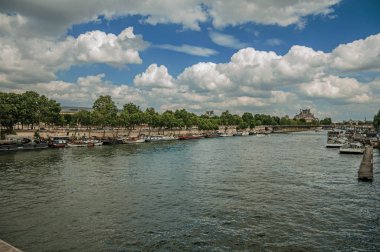 Paris'te tekneler ve köprü ile Seine Nehri banka
