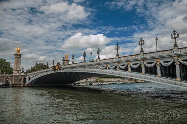 Paris'te Seine Nehri'nde Alexandre III köprü ve tekneler