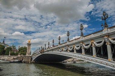 Paris'te Seine Nehri'nde Alexandre III köprü ve tekneler