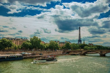 Paris'te Seine Nehri'nde Eyfel Kulesi ve köprü