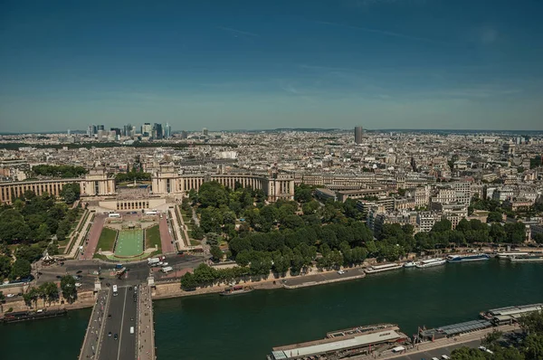 Река Сена и здания, видимые с Эйфелевой башни в Париже — стоковое фото