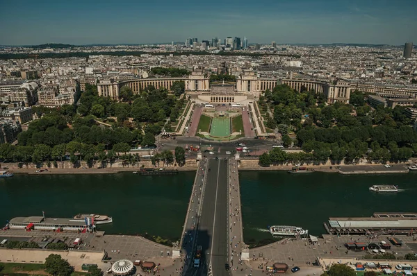 Rio Sena e Trocadero edifício visto da Torre Eiffel em Paris — Fotografia de Stock