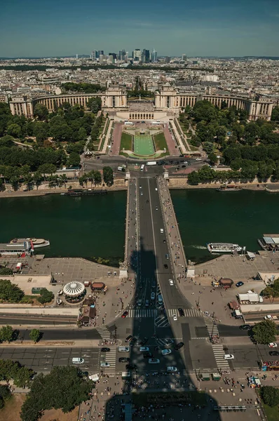 Floden Seine och Trocadero byggnad sedd från Eiffeltornet i Paris — Stockfoto