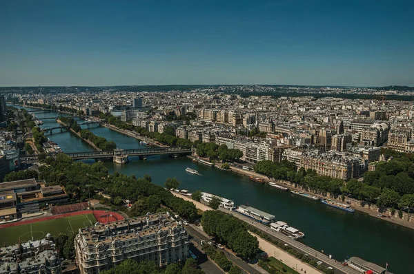Река Сена и здания, видимые с Эйфелевой башни в Париже — стоковое фото