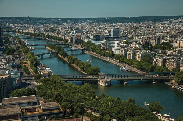 Řeka Seine a budovy viděny z Eiffelovy věže v Paříži — Stock fotografie