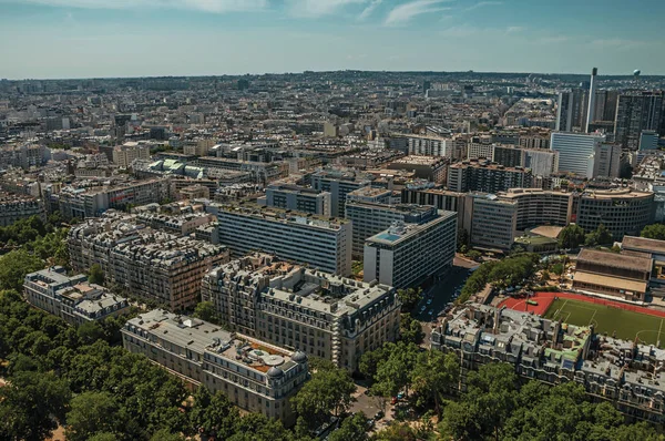 Telhados e janelas da Torre Eiffel em Paris — Fotografia de Stock