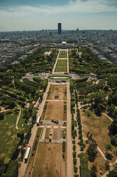 パリのエッフェル塔から見たシャン・ド・マルス公園と建物 — ストック写真