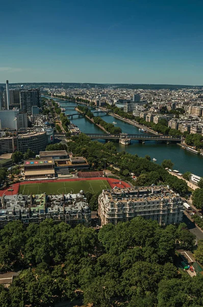 Rio Sena e edifícios vistos da Torre Eiffel em Paris — Fotografia de Stock