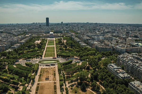 Park champde Mars a budovy viděny z Eiffelovy věže v Paříži — Stock fotografie