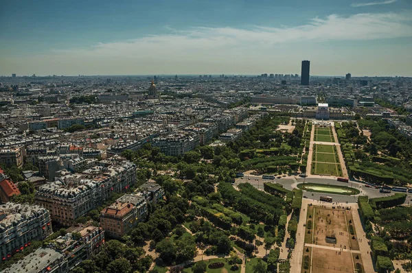 Champ de mars Park och byggnader sett från Eiffeltornet i Paris — Stockfoto