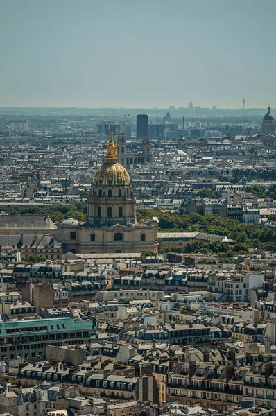Здания и купол Ле-Инвалида видны с Эйфелевой башни в Париже — стоковое фото