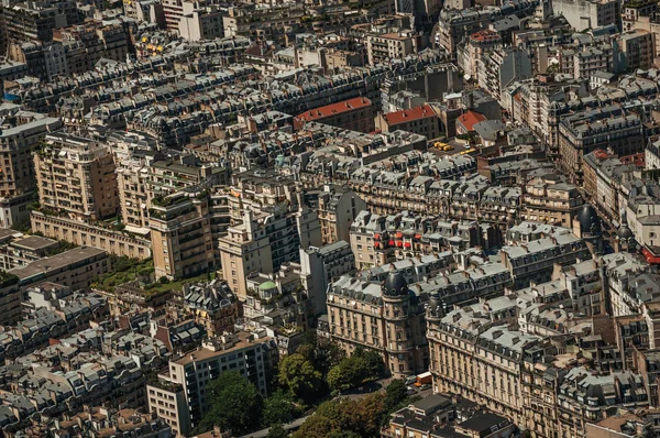 Hausdächer und Fenster vom Eiffelturm in Paris aus gesehen — Stockfoto