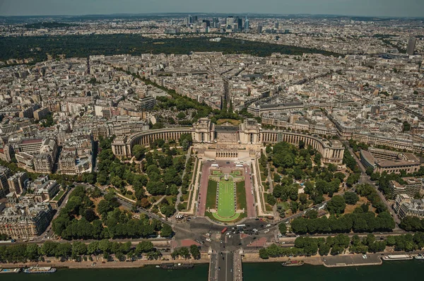 Floden Seine och Trocadero byggnad sedd från Eiffeltornet i Paris — Stockfoto