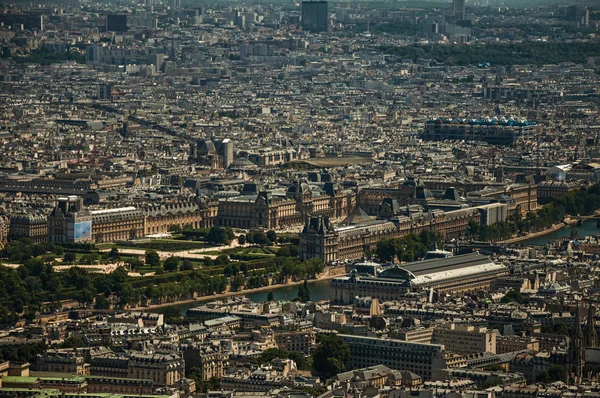 Музей Лувра и река Сена с Эйфелевой башни в Париже — стоковое фото