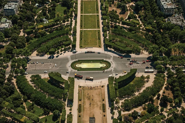 Champ de Mars Park en groen gezien vanaf de Eiffel toren in Parijs — Stockfoto