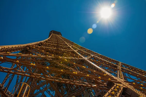 Eisenkonstruktion vom Eiffelturm mit Sonnenlicht in Paris — Stockfoto