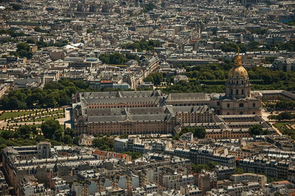 Budovy a Les Invalides viděn z Eiffelovy věže v Paříži — Stock fotografie