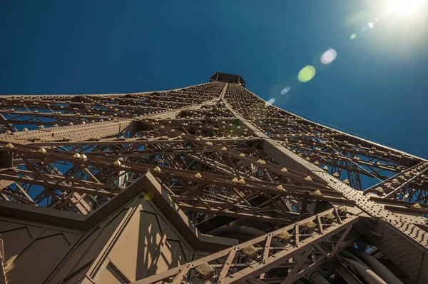 Eisenkonstruktion vom Eiffelturm mit Sonnenlicht in Paris — Stockfoto